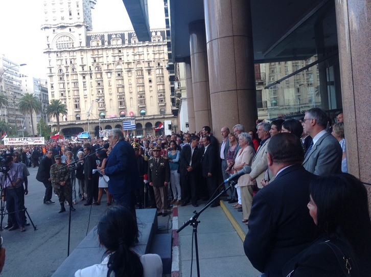 Mujica arropado por Lucía Topolansky y Vázquez en su despedida.
