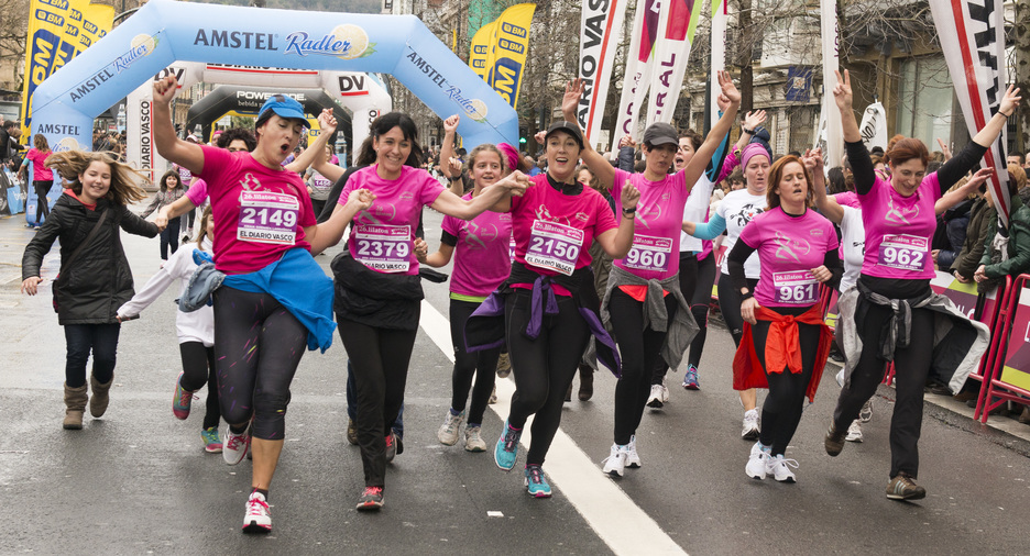 Korrikalarien artean umorerik ez da falta izan. (Gorka RUBIO / ARGAZKI PRESS)