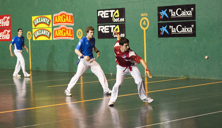 Retegi Bi pilota astintzen. (Gorka RUBIO / ARGAZKI PRESS)