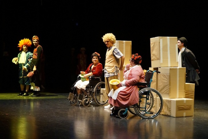 Un momento de la representación de ‘La verdadera historia de Romeo y Julieta’ en Amaia Kultur Zentroa de Irun. (Gotzon ARANBURU)
