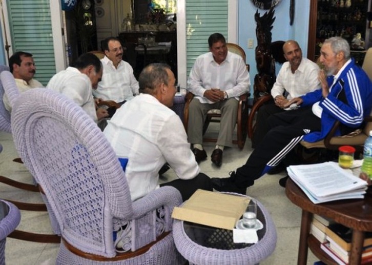 Fidel Castro, reunido con «el grupo de los cinco». (AFP)