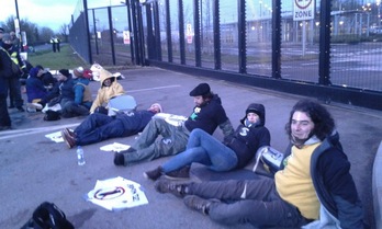 Los activistas vascos, a las puertas de la empresa. 