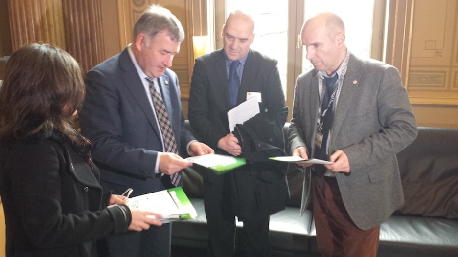 Con representantes del Parlamento de Flandes. (ETXERAT)