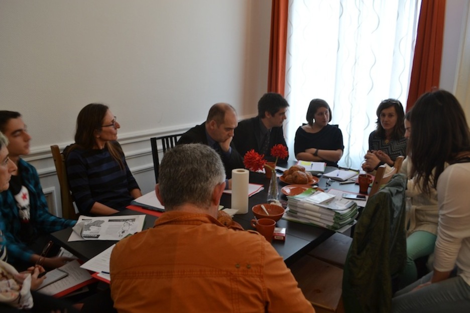 Miembros de Etxerat antes de empezar a reunirse con representantes políticos en Bruselas. (‪@Belastegi‬)