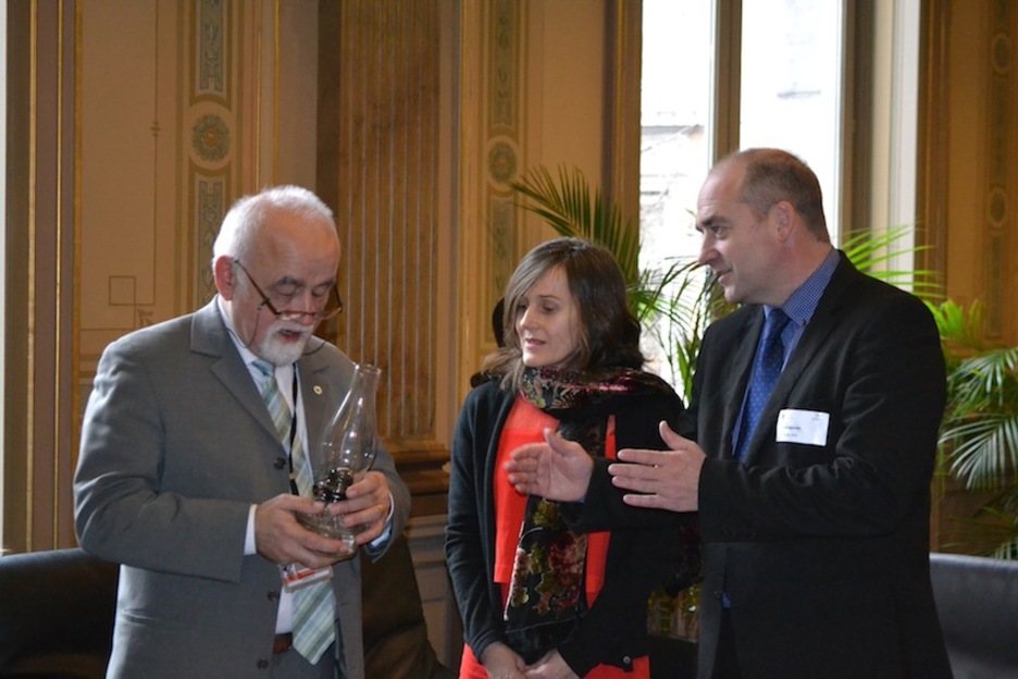 El presidente del Parlamento flamenco, Jan Peumans, a quien Etxerat ha regalado un quinqué. (‪@Belastegi‬)