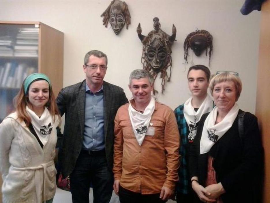 Junto al europarlamentario de Luxemburgo del Partido Popular Europeo Frank Engel. (ETXERAT)