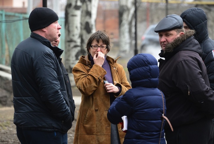Familiares de los mineros fallecidos, en el exterior de la mina de Zasiadko. (John MACDOUGALL/AFP) 