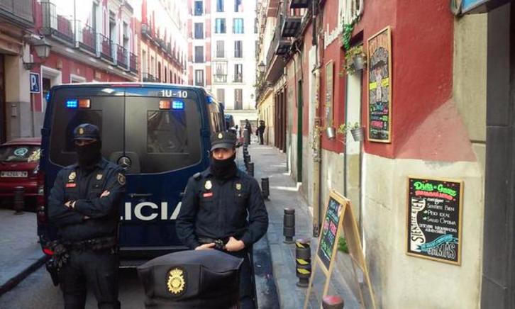El barrio de La Latina en Madrid ha estado blindado por antidisturbios durante el desalojo. (‪@albertopradilla‬)