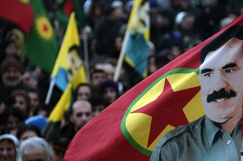 El rostro de Abdullah Oçalan, en una bandera. (Frederic FLORIN/AFP PHOTO)