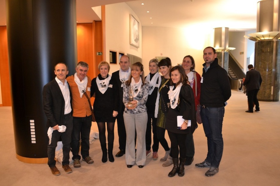 Bilkura amaitzean Martina Anderson Sinn Feineko kidearen egon dira Etxerateko kideak. (@belastegi) 