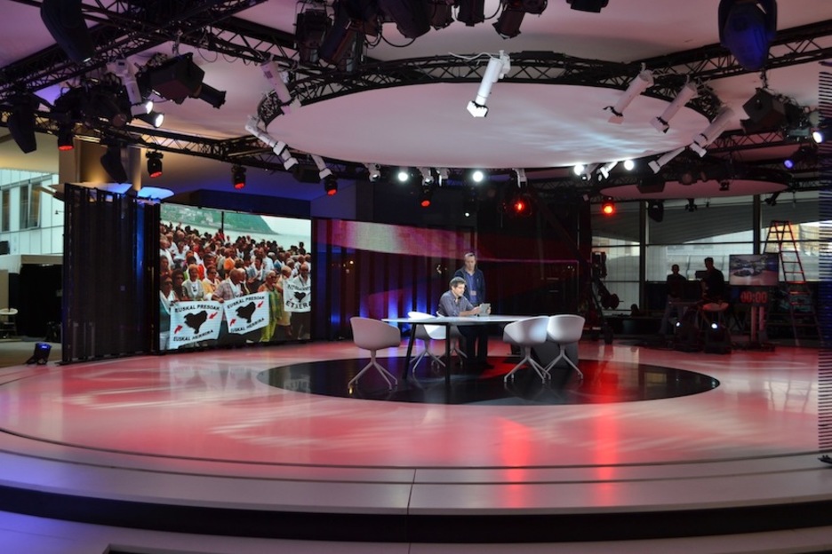 Kataluniako telebista batean elkarrizketatu dituzte Etxerateko kideak. (@belastegi)