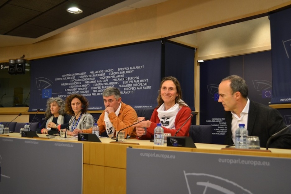 Izandako hartu-emanen balorazioa egiteko prentsaurrekoa eskaini du Etxeratek, Lidia Senra (ANOVA), Lynn Boilan (Sinn Fein) eta Josu Juaristik (EH Bildu) babestuta. (@belastegi)