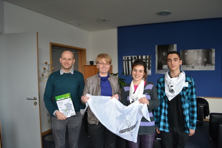 Gabi Zimmer Die Linke-ko kidearekin bildu dira, Uriz Moreno eta Adur Goieaskoetxea Etxerateko kideak. (@belastegi)