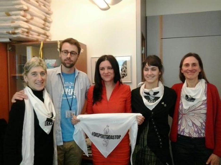 Marisa Matias Portugaleko europarlamentariarekin ere elkartu da Etxerat. (@EtxeratElkartea) 