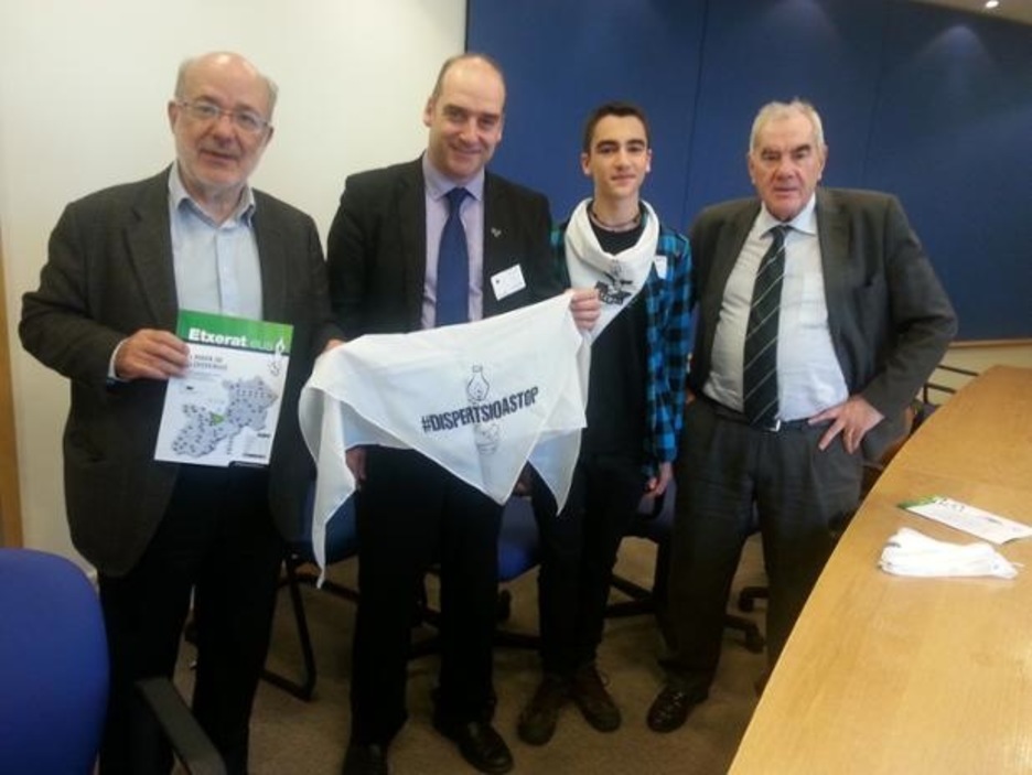 Josep Maria Terricabras eta Ernest Maragall eurolegebiltzarkide katalanekin. (@EtxeratElkartea) 