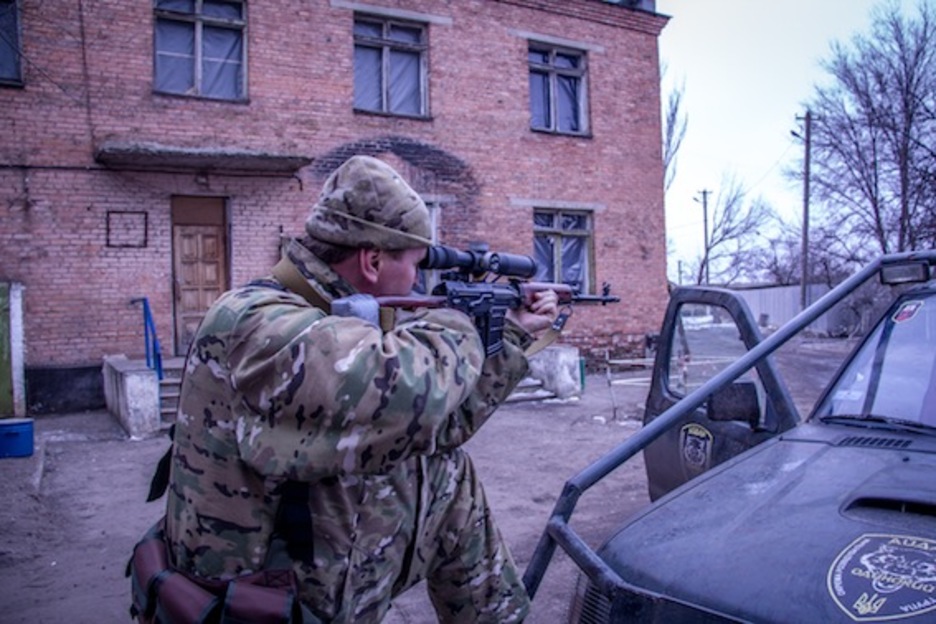 Francotirador del batallón Aydar vigilando una posición potencialmente peligrosa según él.