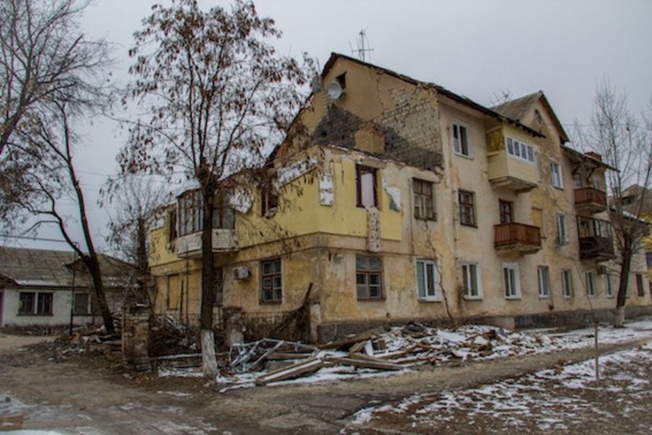 Edificio de Schastie alcanzado según indica la trayectoria por la artillería rebelde.