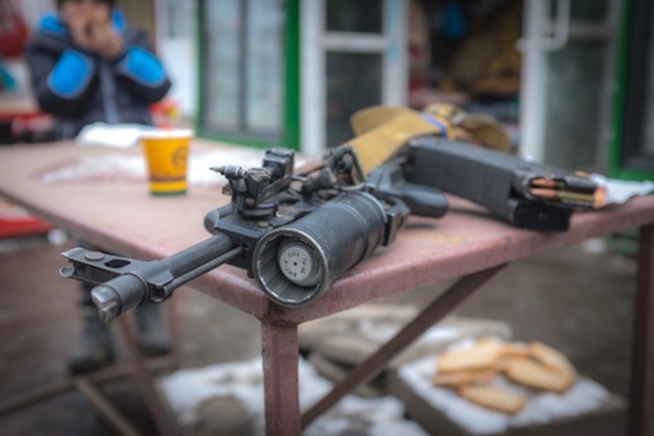 El arma de un oficial ucraniano que ha dejado en la mesa mientras pedía un café.