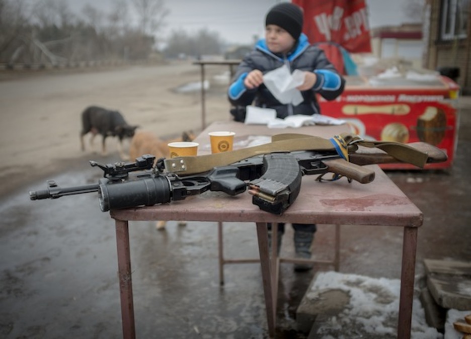 El niño que se ve al fondo es el hijo del oficial dueño del arma.