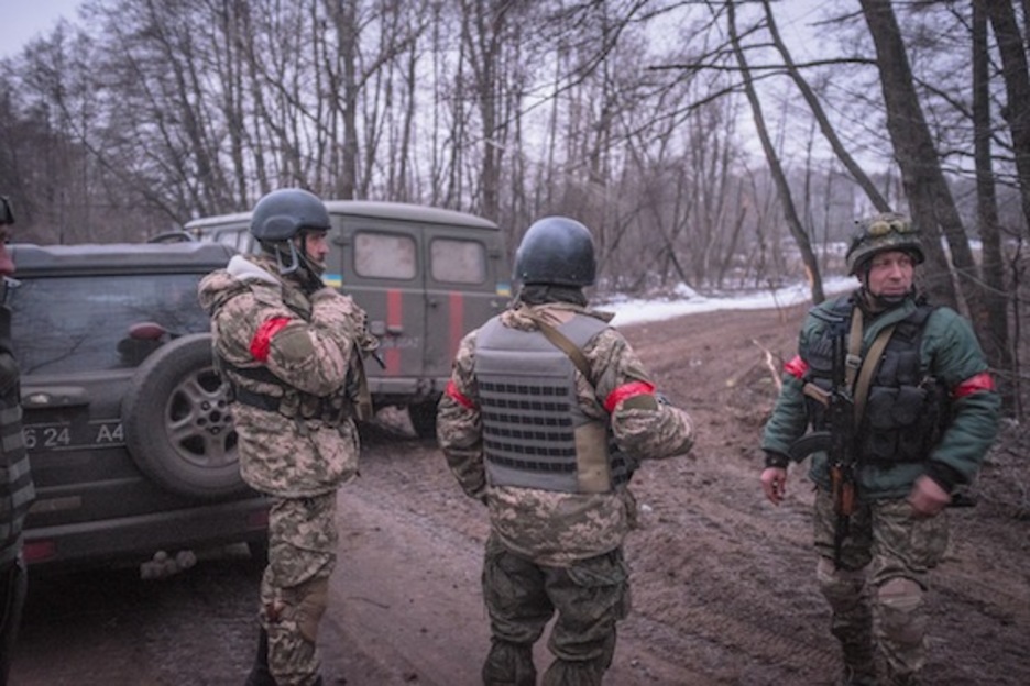 Soldados del Aydar asegurando una carretera.