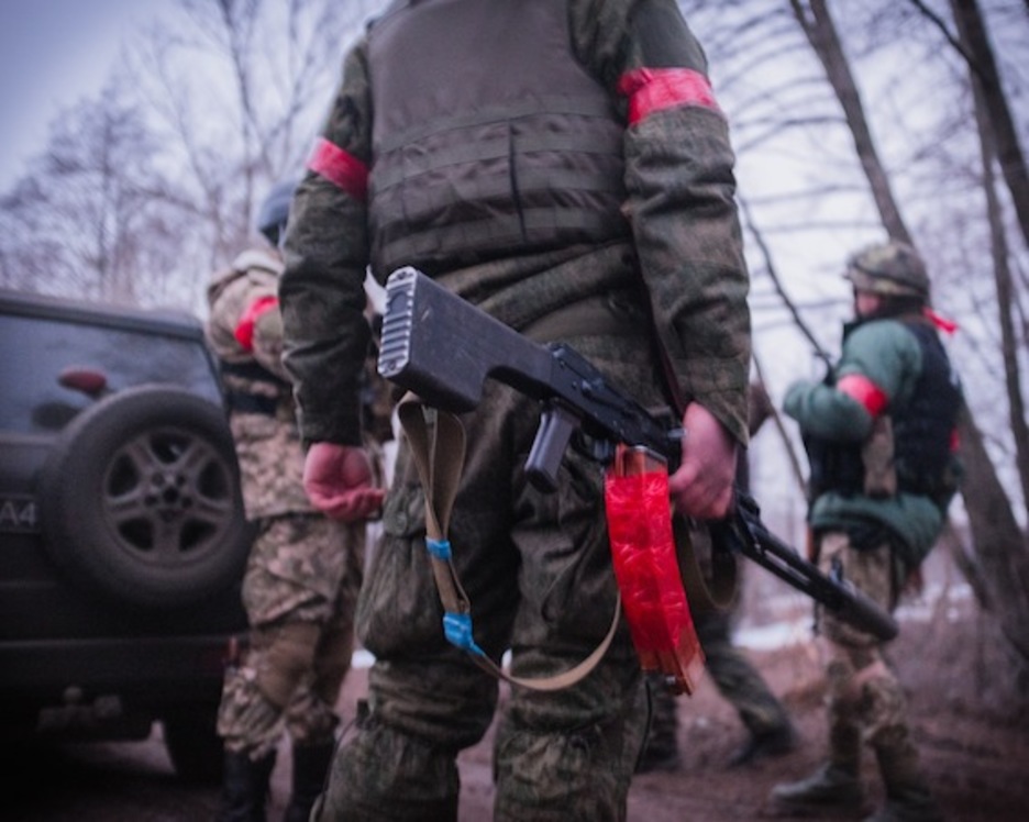 Utilizan cinta roja en las mangas como reconocimiento táctico.