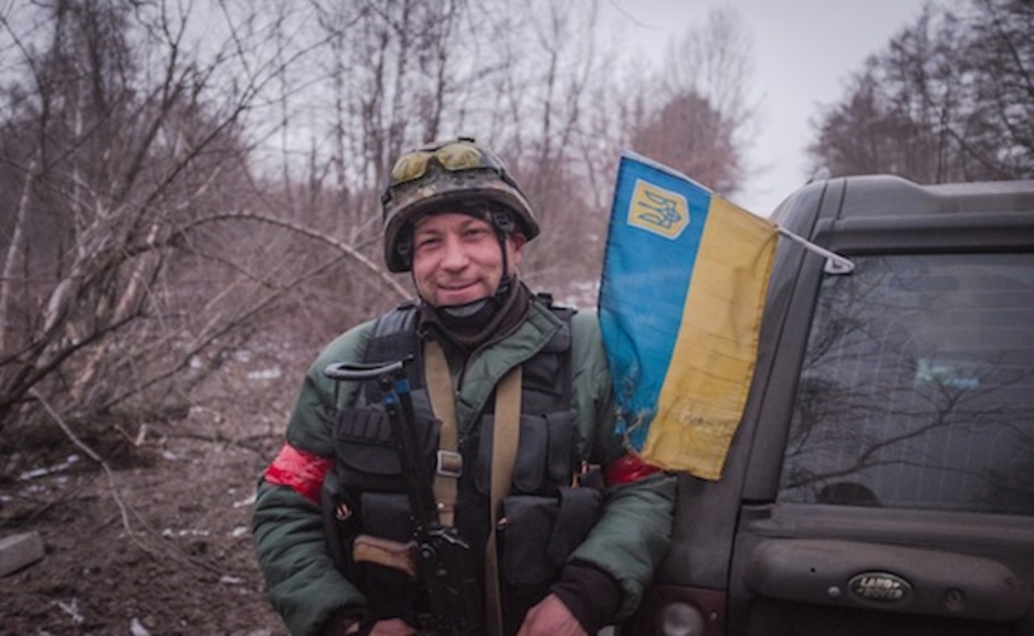 Los indicativos nacionales bien visibles en los vehículos, unos todo terrenos comerciales.