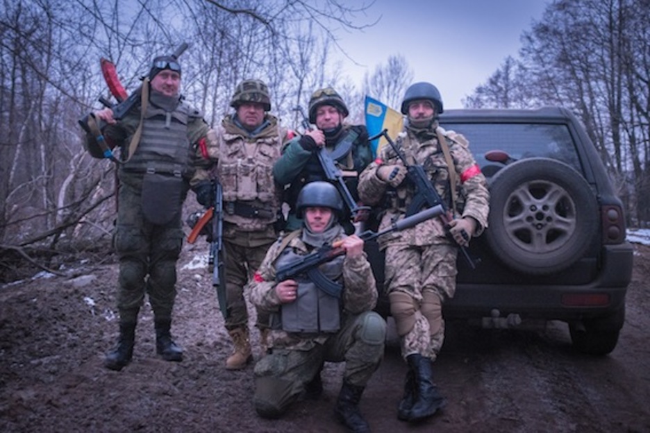 Todos los miembros están armados con versiones relativamente viejas del Kalashnikov.