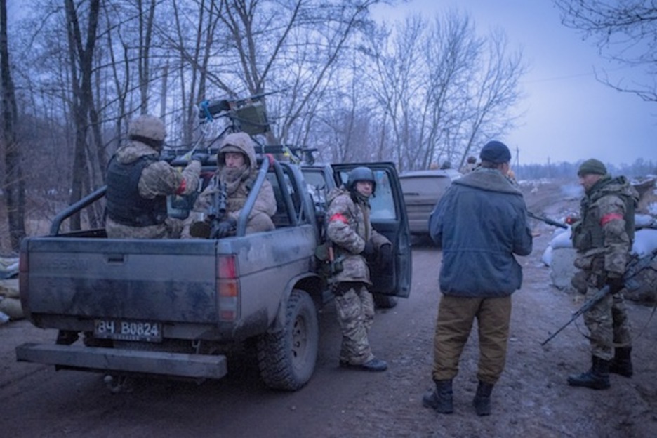 Los soldados se preparan para emprender la marcha.