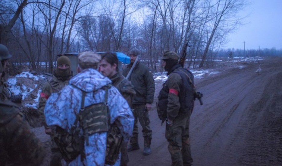 Como bromean los soldados, un ganso «rebelde» les cierra el camino.