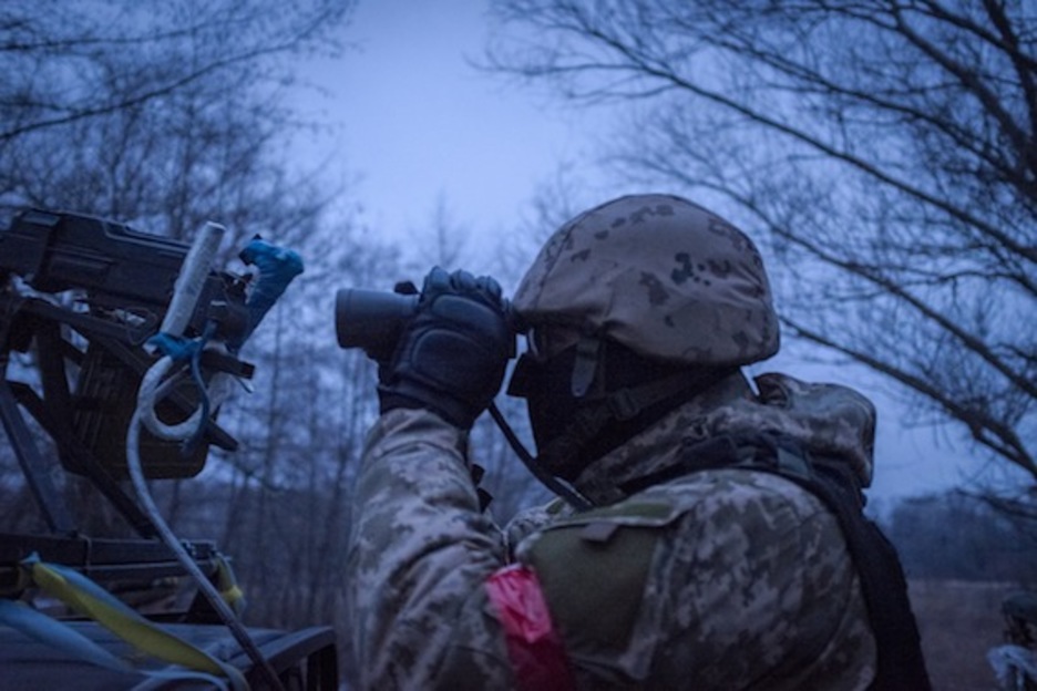 Aprovechando la última luz del día para buscar indicios de emboscada.
