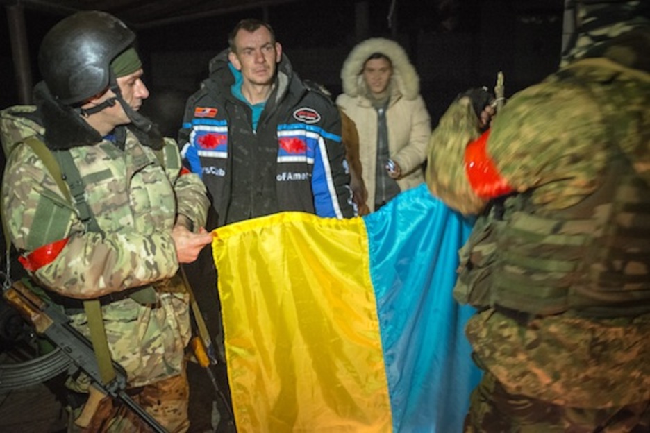 Una vez asegurado el poblado. Se contacta con los civiles que ahí residen.