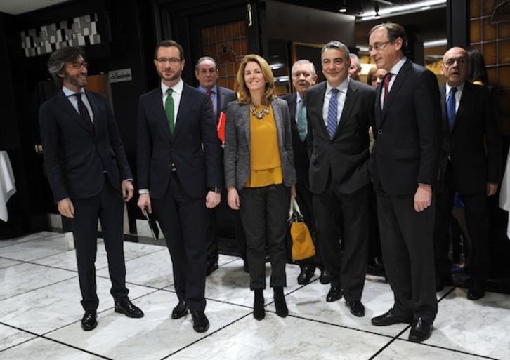 Maroto, segundo por la izquierda, y Alonso, a la derecha, en una imagen de archivo. (Marisol RAMIREZ/ARGAZKI PRESS)