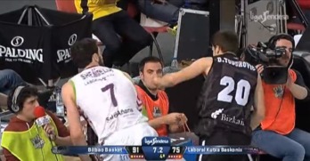 El derbi entre Bilbao Basket y Caja Laboral Baskonia finalizó con trifulca. (NAIZ.EUS)