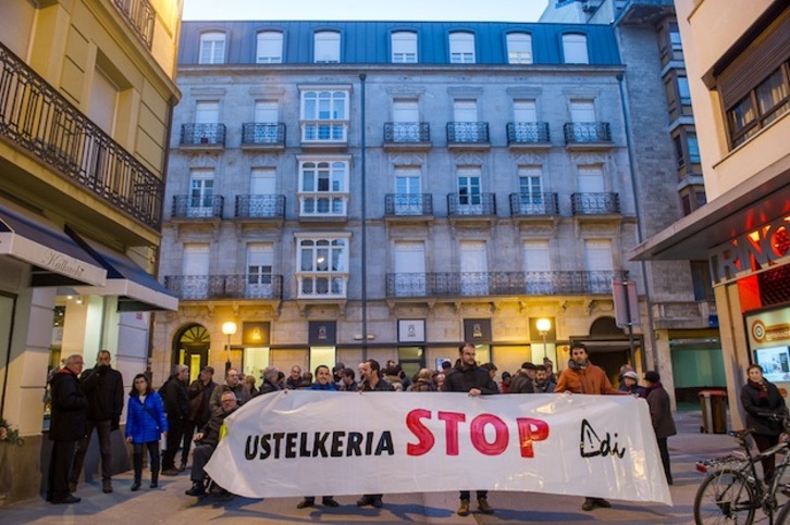 Concentración de la plataforma Adi, este jueves en Gasteiz. (Juanan RUIZ / ARGAZKI PRESS)