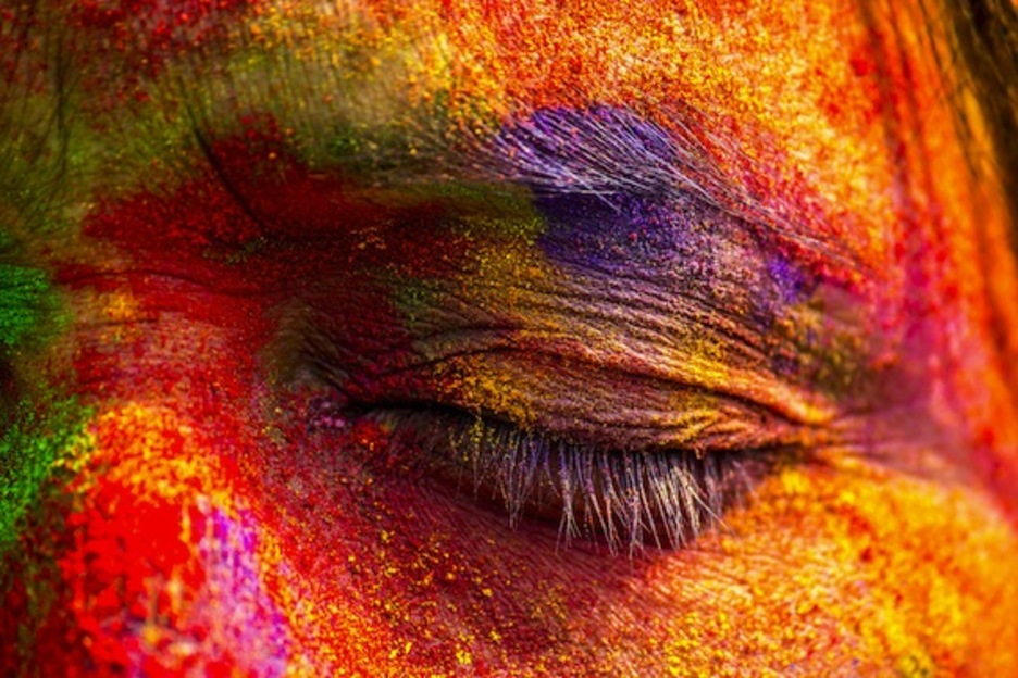 Detalle del ojo de una mujer, con el rostro a rebosar de colores. (AFP PHOTO)