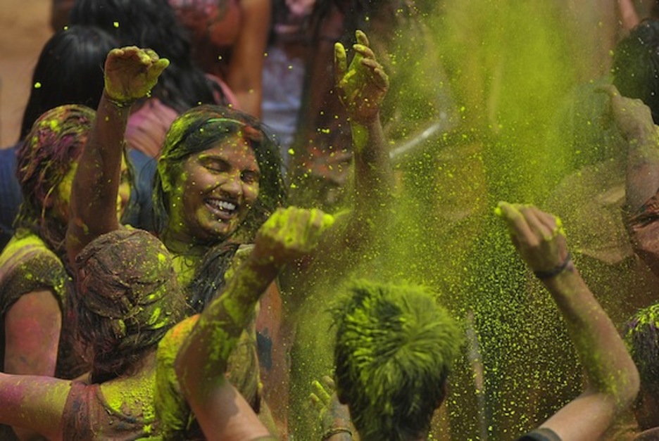 Jóvenes disfrutando de la fiesta. (Noah SEELAM/AFP PHOTO)