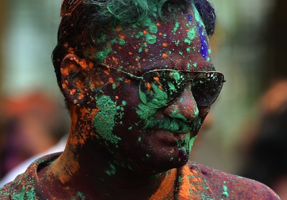 Un joven, con el rostro impregnado de color. (Punit PARANJPE/AFP PHOTO)