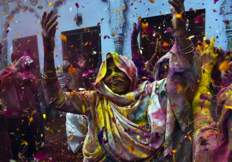 Una mujer baila en Nueva Delhi. (Roberto SCHMIDT/AFP PHOTO)