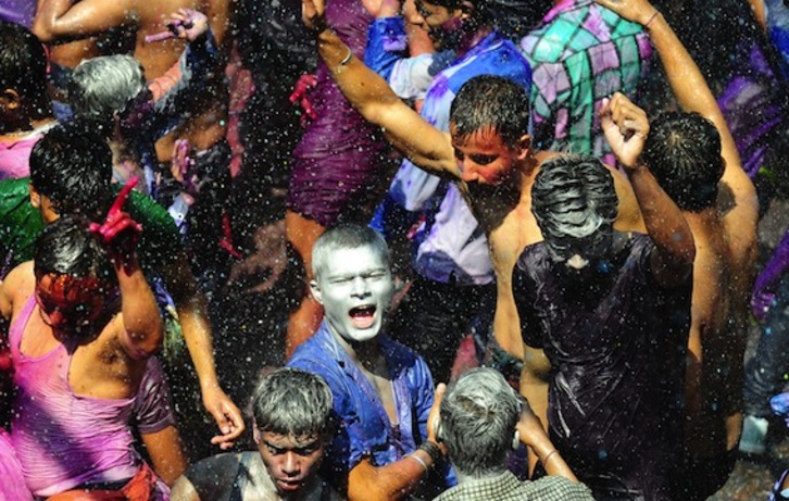 Colores, cantos y bailes llenan las calles con la llegada del festival Holi. (Sanjay KANOJIA/AFP PHOTO)