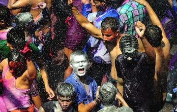 Colores, cantos y bailes llenan las calles con la llegada del festival Holi. (Sanjay KANOJIA/AFP PHOTO)