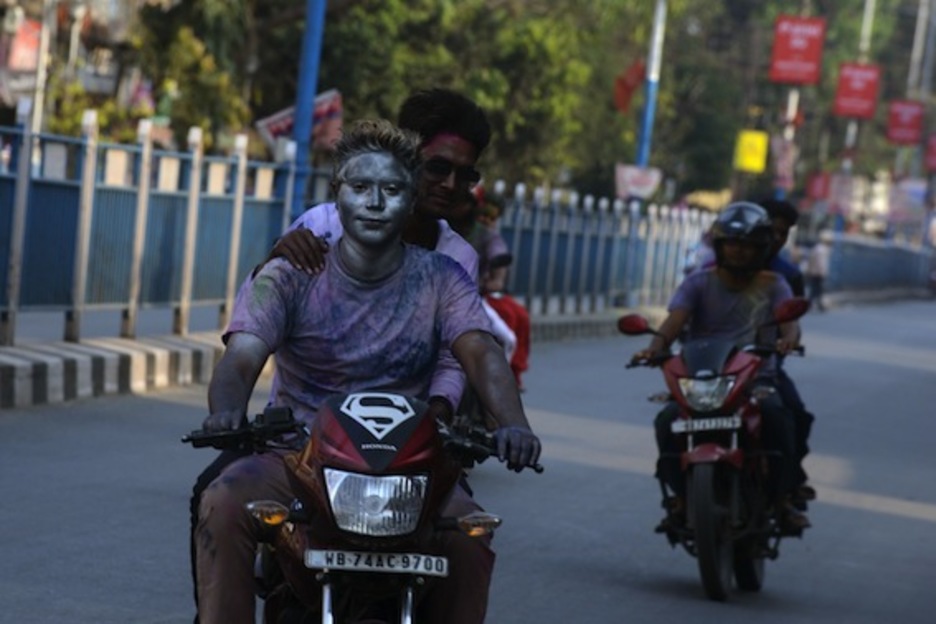 Jóvenes circulan en sus motocicletas. (Diptendu DUTTA/AFP PHOTO)