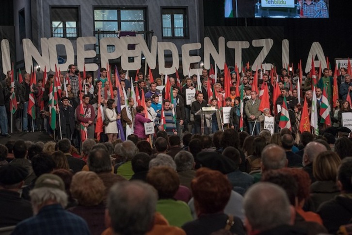 El estrado, durante la intervención de Hasier Arraiz. (Andoni CANELLADA / ARGAZKI PRESS)
