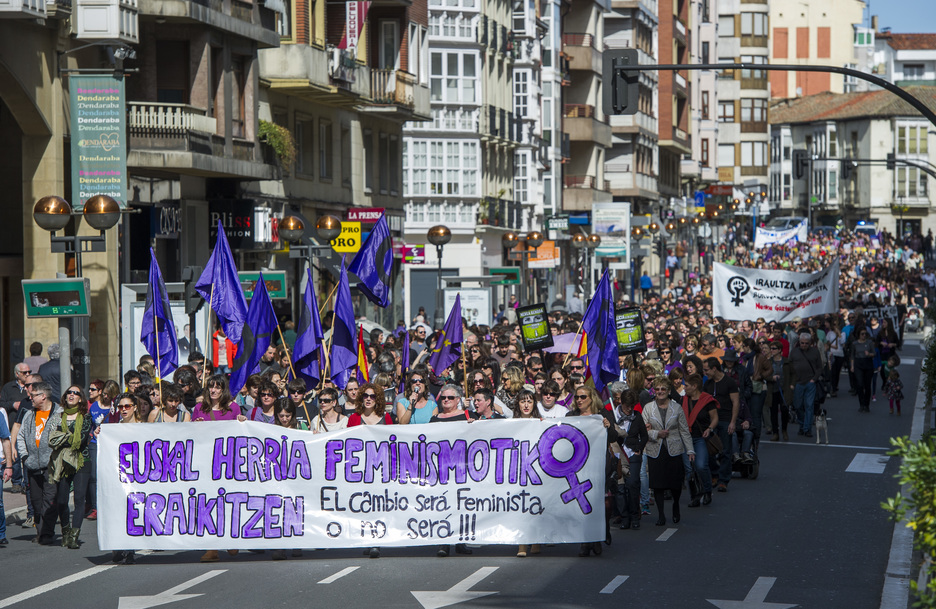 Pancartas reivindicativas en Gasteiz. (Juanan RUIZ / ARGAZKI PRESS)