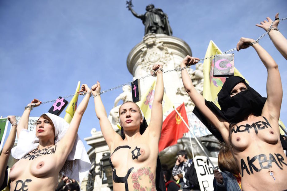 <strong>París.</strong> Mujeres encadenadas por las religiones. (Loic VENANCE)