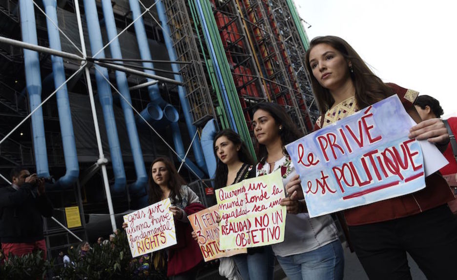<strong>París.</strong> Reivindicaciones en inglés, castellano y francés. (Loic VENANCE) 
