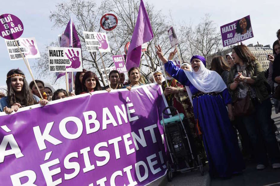 <strong>París.</strong> Mujeres kurdas contra la masacre de mujeres en Kobane. (Loic VENANCE) 
