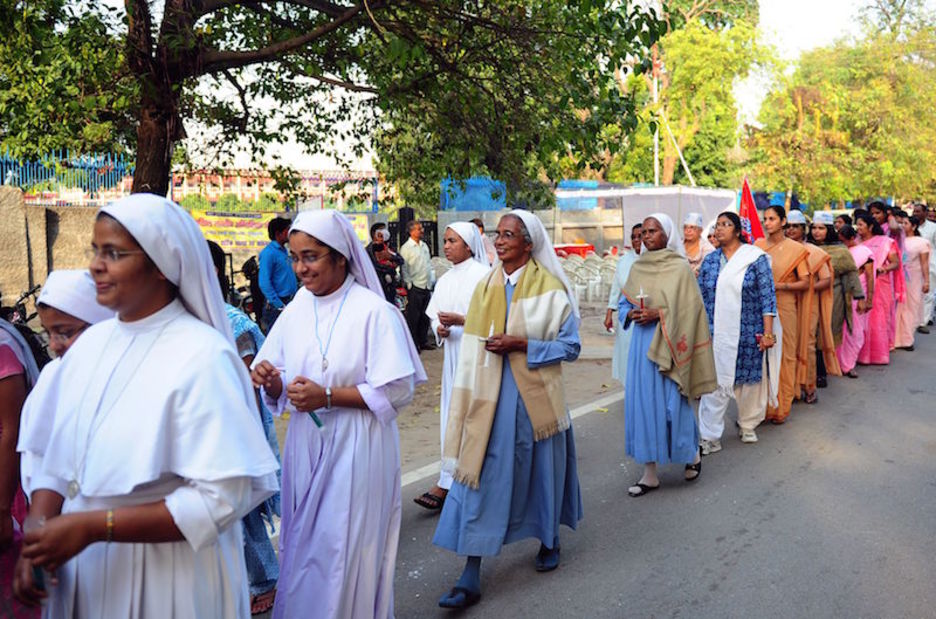 <strong>Allahabad.</strong> Mujeres de la asocación India Akhil Bhartyia Agnishikha Manch y monjas. (Sanjay KANOJIA)