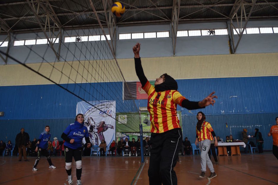 <strong>Kabul. </strong> Jugadoras del equipo de voleyball afgano juegan con movtivo del 8 de marzo. (Shah MARAI)