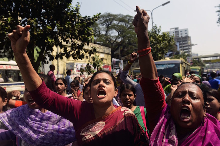 Emakumeen manifestaldi bat Bangladeshen. (Munir uz ZAMAN)