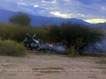 Los dos helicopteros chocaron en el aire y cayeron a tierra entre llamas. (Aldo PORTUGAL / AFP)